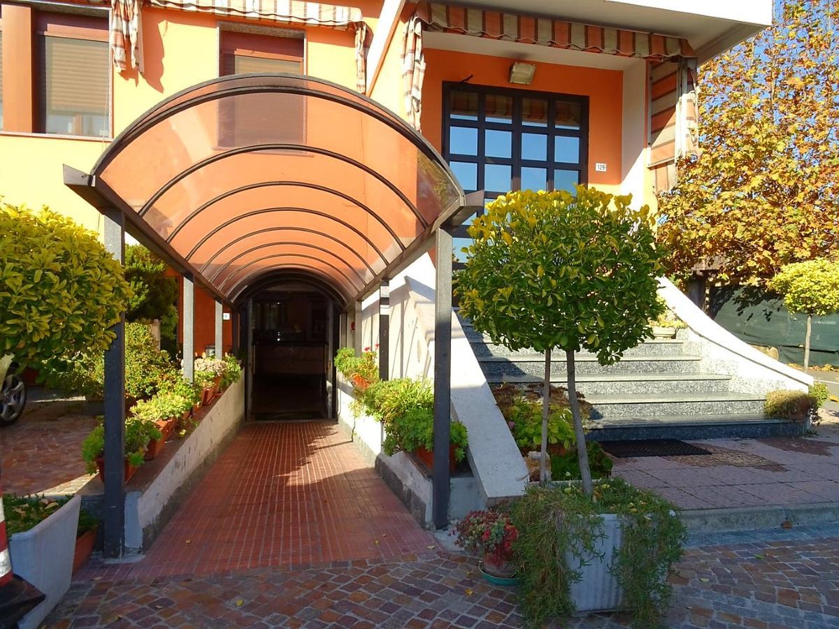 Albergo Ristorante Il Delfino Novara Exterior photo